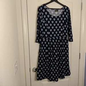 Navy knit 3/4 sleeve dress, cool print, pockets!
